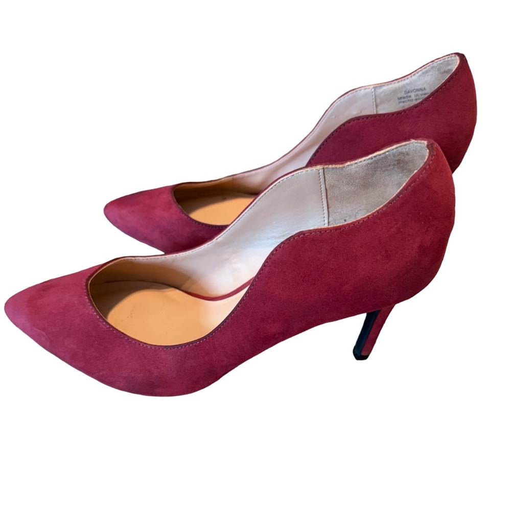 Kelly & Katie, red heels, suedes with wavy sides, size 8